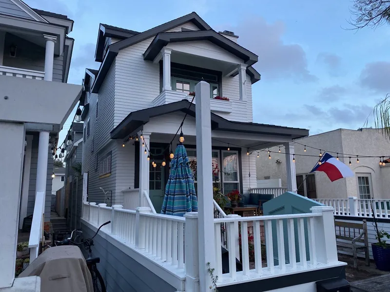 Side porch and narrow side yard on a Coronado home
